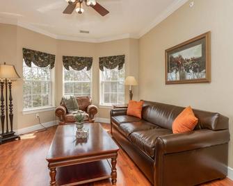Great Rock Resort at Branson - Branson - Living room