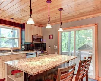 Charming family cottage: walking distance to beach & famous Lake Huron sunsets. - Grand Bend - Kuchyň