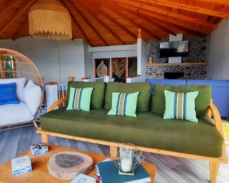 Dramatic new home, close to center, STUNNING views! Now with Starlink Internet! - San Marcos La Laguna - Sala de estar