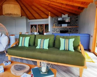 Dramatic new home, close to center, STUNNING views! Now with Starlink Internet! - San Marcos La Laguna - Sala de estar