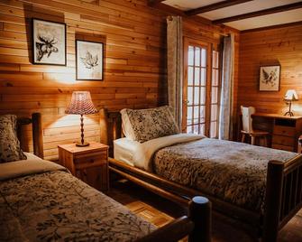 Big Creek Lodge - Working Guest Ranch - Hanceville - Bedroom