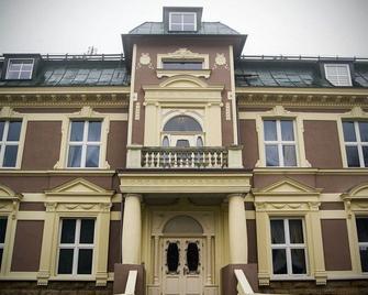 Palac Dabrowa - Dąbrowa Górnicza - Building
