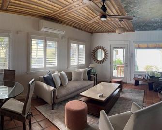 Beachfront Palaypa - Former Mission House - Haleiwa - Living room