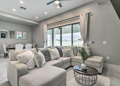 Upscale Peoria Home w/ Gazebo & Putting Green - Peoria - Living room