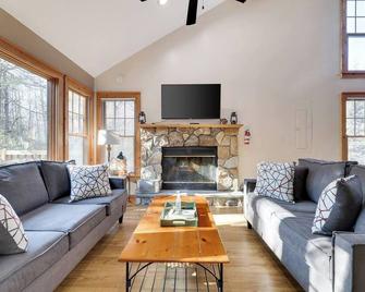 Whispering Pines Hot Tub, Porch & Waterparks - Tannersville - Sala de estar