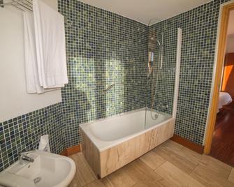 Acinipo - רונדה - חדר רחצה