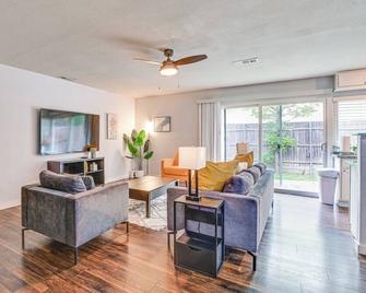 Near Lewisville Lake Home in The Colony with Yard! - The Colony - Living room