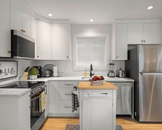 Chic Garden Suite - Victoria - Kitchen