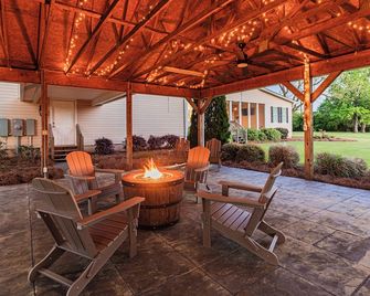 Joyce's Place at Addis Acres/spacious luxury/gorgeous water view/fire pit - Griffin - Binnenhof