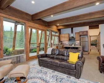 Earthship Home in Big Sky - Gallatin Gateway - Living room