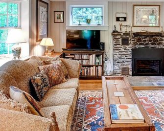Country Home next to Blow-Me-Down Covered Bridge in the Old Cornish Art Colony! - Cornish - Sala de estar