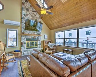 Family-Friendly Cottage on the Lake - Houghton Lake - Huiskamer