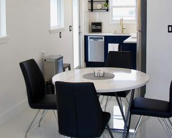 2/1.5 Modern Home w/yard near Downtown, Beach,I-95,Airport,Train - Wellington - Comedor