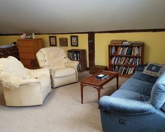 112-Acre Sheep Farm Guesthouse: Animals, Nature, Scenery - Sunbury - Living room