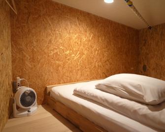 Kawaramachi Dormitory - Hostel - טקאמאטסו - חדר שינה