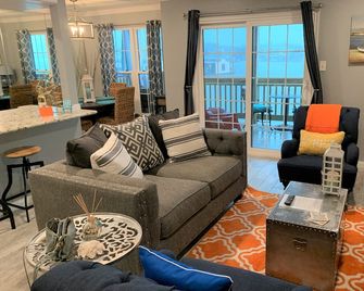 Beautiful Gated Waterfront Condo in Heart of Horseshoe Bay, Boat Docks and wifi - Horseshoe Bay - Living room