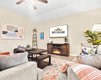 3br Retreat Plush Beds High-speed Wi-fi - Lake Charles - Living room