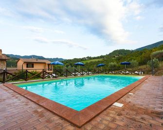 Relais Parco Del Subasio - Asyż - Basen