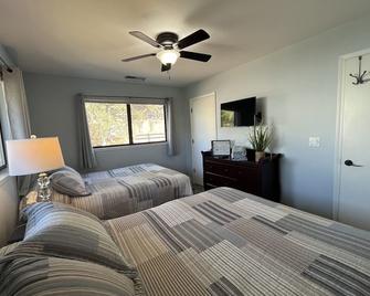 Live-Love-Lake. Tullochs Best Waterfront Condo Retreat With Private Dock. Fun! - Copperopolis - Bedroom