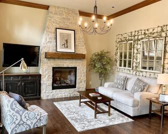 Romantic Private & Detatched Guest Home behind the gates of a Chateau on the Sea - Gig Harbor - Living room