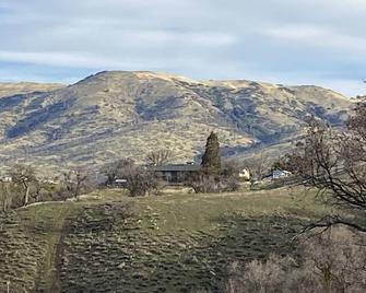 Golden Hills Arts and fun House - Tehachapi