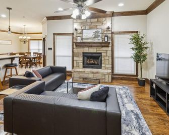 Gorgeous 4br Dakota Springs Home 3 Bedroom Home - Abilene - Living room