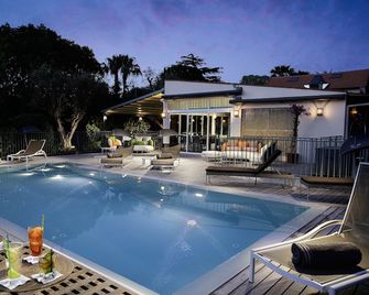 Boutique Hôtel Villa Fabulite - אנטיב - בריכה