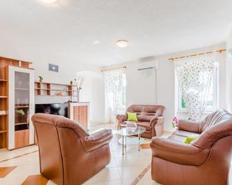 Apartment Magdalena - Nerežišće - Olohuone