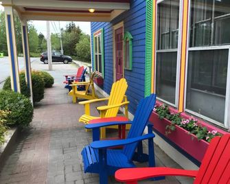The Tuna Blue Inn and Restaurant - Hubbards - Patio