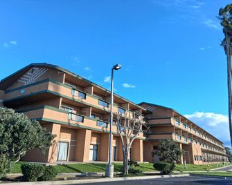 Holiday Inn Express & Suites Ventura Harbor By IHG - Ventura - Rakennus
