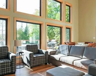 Haliburton Cottage: Family-Friendly, Swimable Lake, Fishing, Firepit, 2 Kayaks! - Haliburton - Pokój dzienny