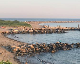 5 Minute walk to the beach ! Location is the Key ! - Narragansett
