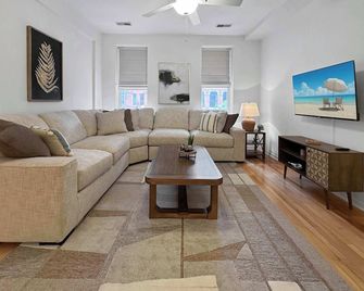 River City Apartment #1 with flex space - La Crosse - Living room