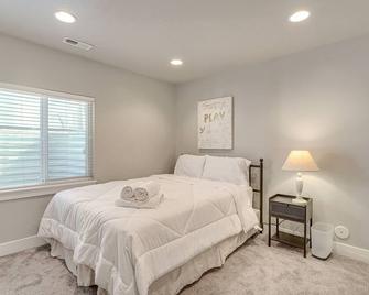 Lovely Walk-Out Apt with Movie Screen 20 Mi to SLC! - South Jordan - Bedroom