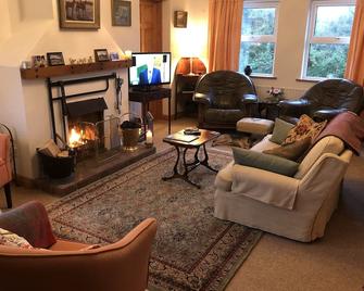 Modernised comfortable cottage close to blue flag beaches on the Dingle way - Castlegregory - Living room