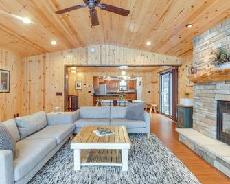 Beautiful Breezy Point Home with Beach and Dock! - Pequot Lakes - Sala de estar