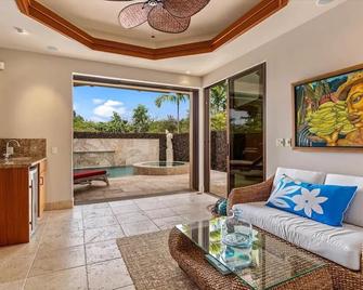 Elegant Giant Oceanfront Estate - steps to Magic Beach with pool, sub zero - Hōlualoa - Living room