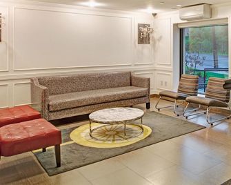 Ramada by Wyndham Staten Island - Staten Island - Sala