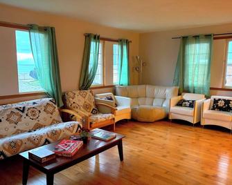 3-bedroom cottage with WiFi and AC in Dunnville - Dunnville - Living room