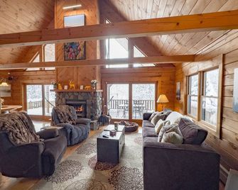 Blue Spruce Chalet — Hot Tub, Pet Friendly - Windham - Salon