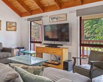 Beilby Beach Cottage - Inverloch - Living room