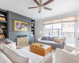 Spring Getaway: Stunning Design, Theater, Warm Fireplace & Perfect Highland Spot - Highland - Living room