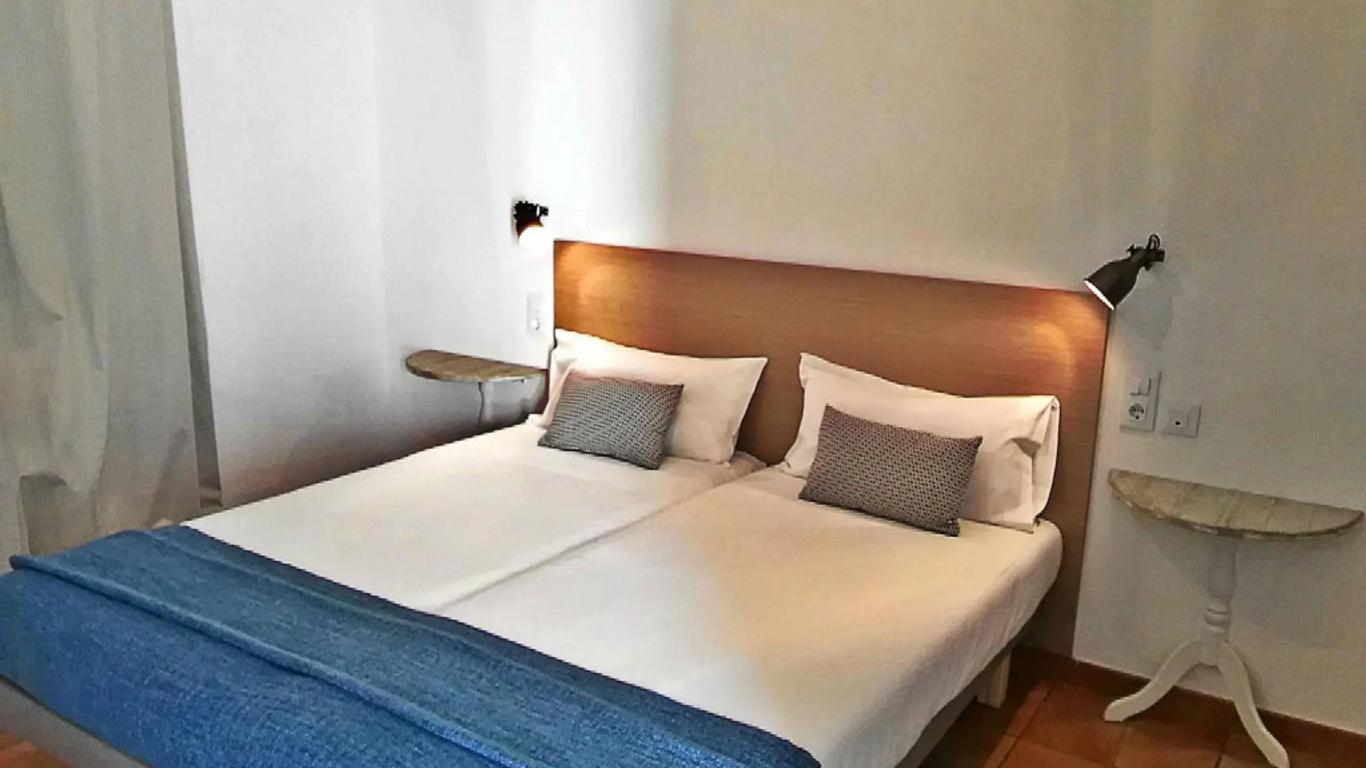 Frenteabastos Hostel & Suites