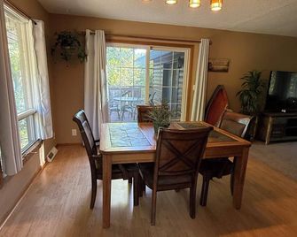 A lake home on a private peninsula located on Schmidt Lake in Buffalo. - Buffalo - Dining room