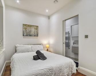 2 Bed 2 Bath Balcony View Wimbledon Tenn - London - Bedroom