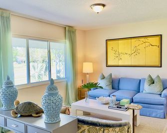 Less10 Min BeachPrivate PoolGrill1940's Coastal homewalk Historic Dodgertown - Vero Beach - Living room