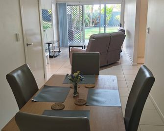 Family-friendly, 2 min to the water, 10 min walk to water-park and wading pool - Wynnum - Comedor