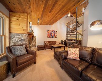 Spacious 3 bedroom river views, private deck, picnic area - Granby - Sala de estar