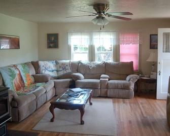 Historical 1930 Country Charmer, Peaceful Property, 9 miles to Bryce Canyon - Tropic - Living room