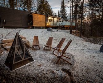 A cabin of windows amongst the trees- 15 mins from Mont Tremblant! - La Conception - Patio